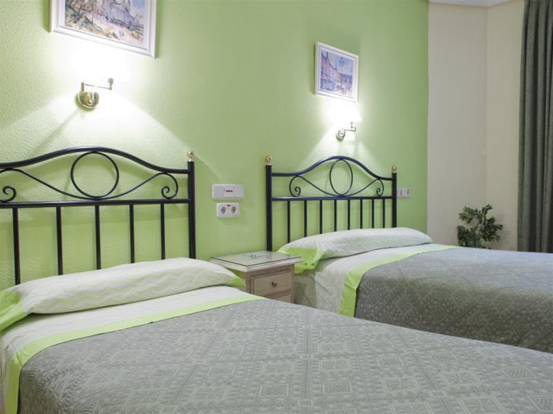 Hostal Los Alpes Madrid Bagian luar foto