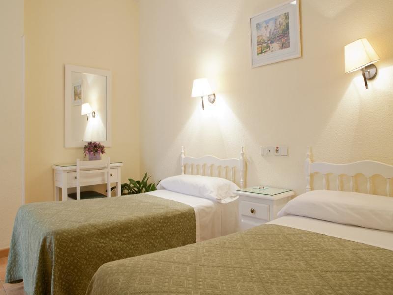 Hostal Los Alpes Madrid Bagian luar foto