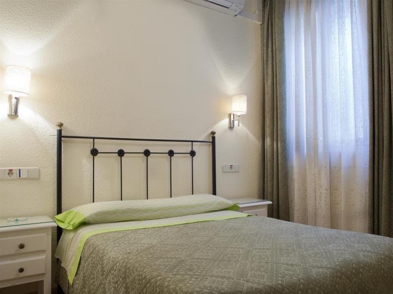 Hostal Los Alpes Madrid Bagian luar foto