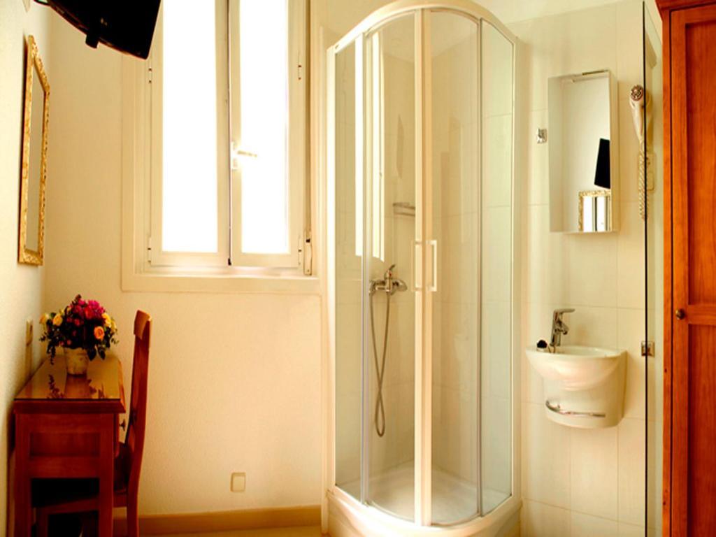 Hostal Los Alpes Madrid Ruang foto