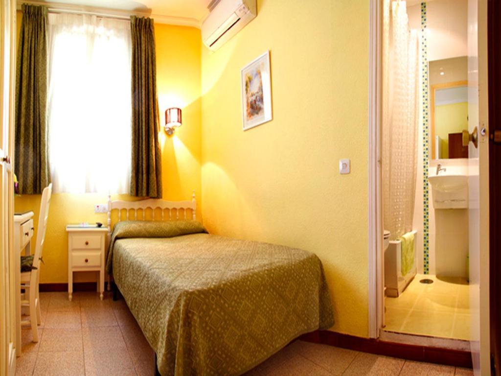 Hostal Los Alpes Madrid Ruang foto