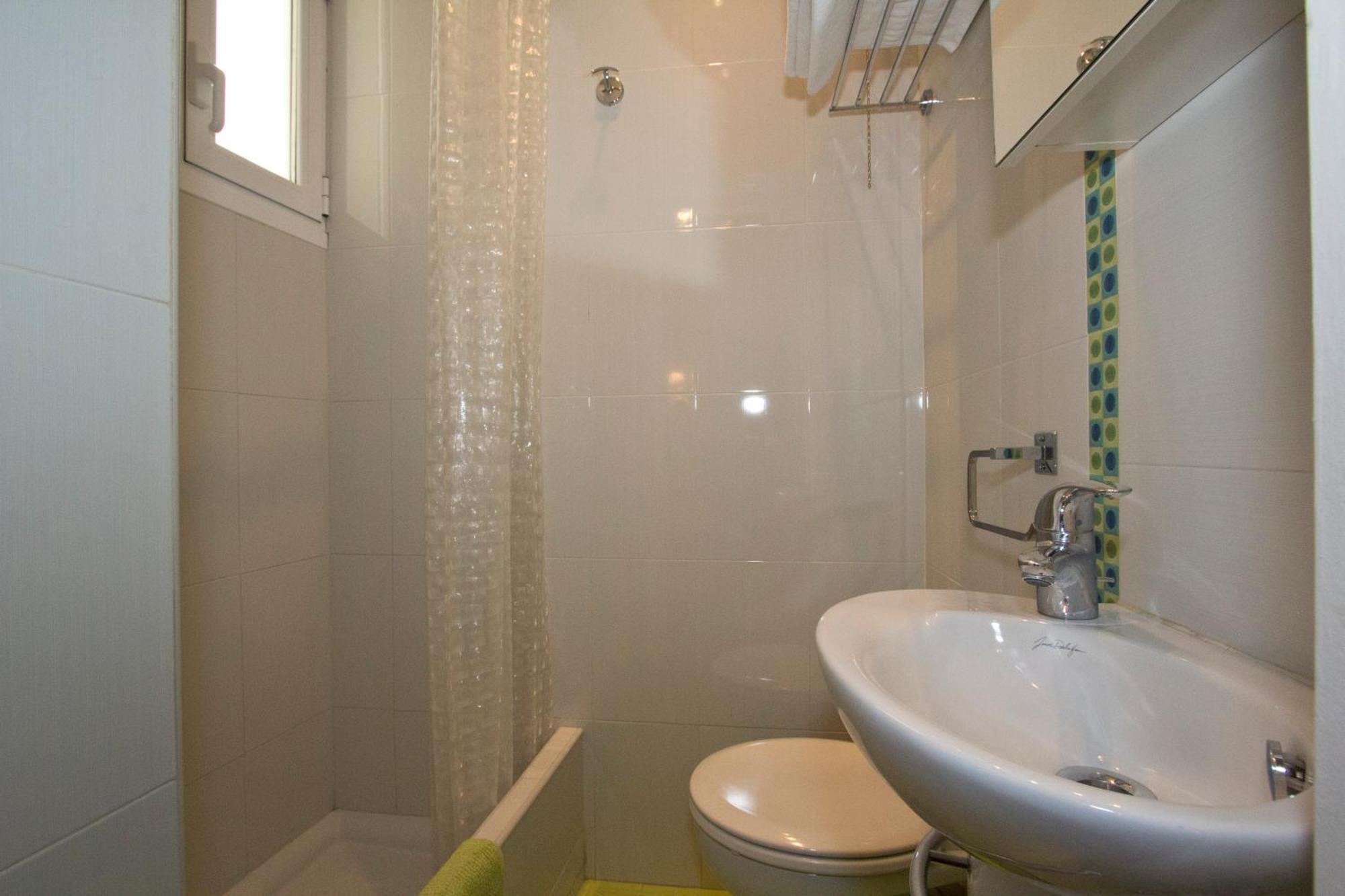 Hostal Los Alpes Madrid Ruang foto