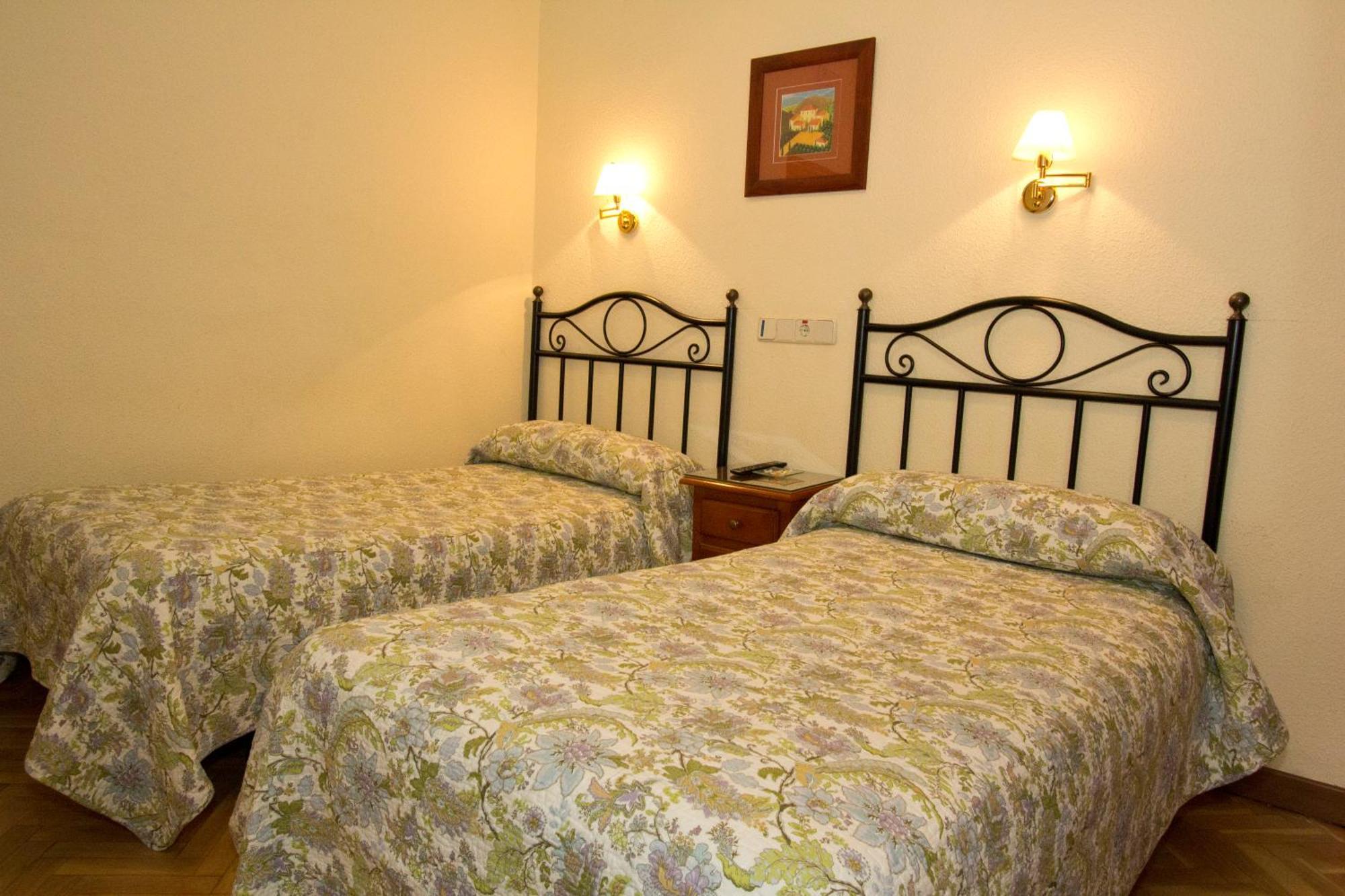 Hostal Los Alpes Madrid Ruang foto