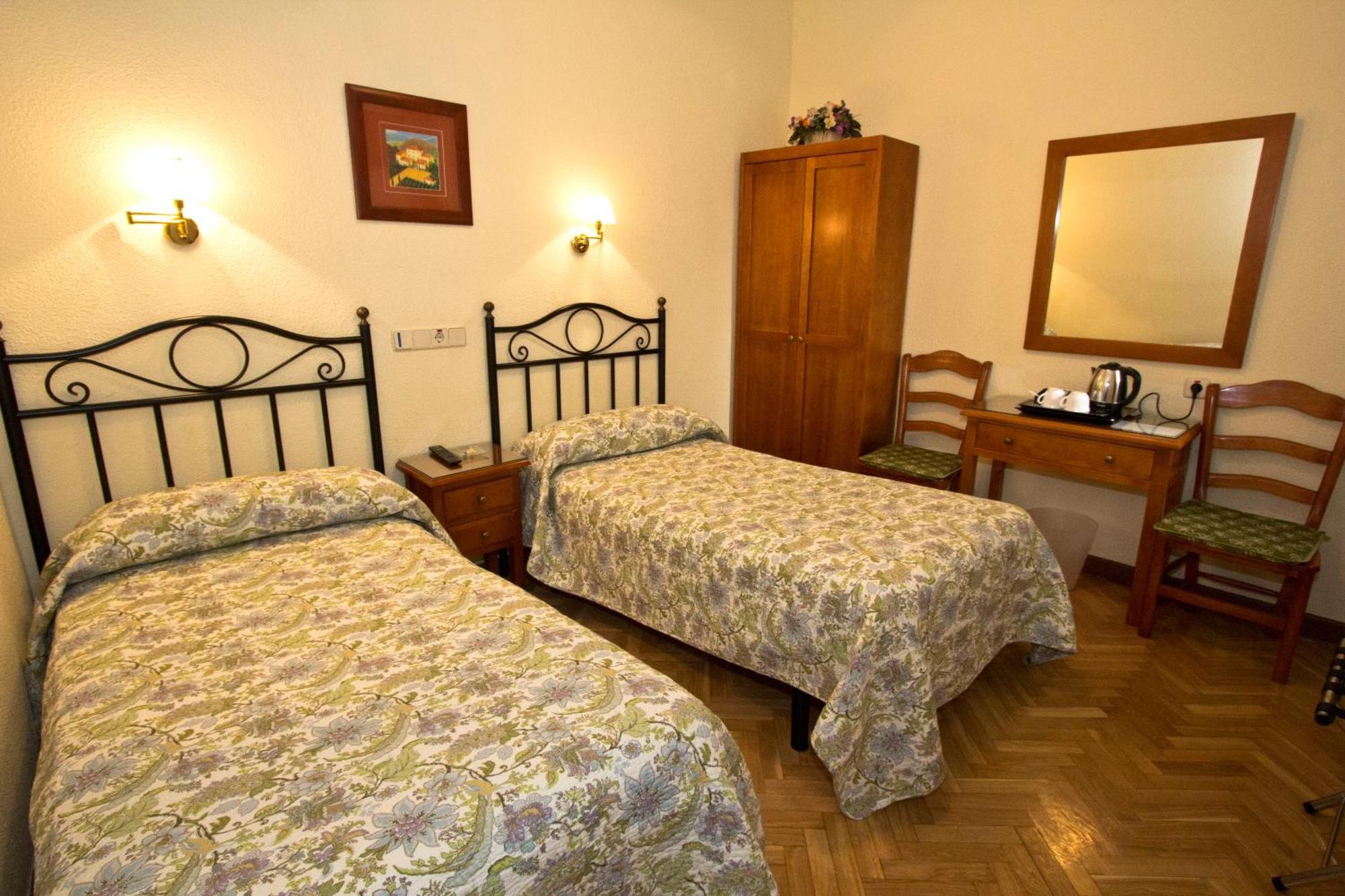 Hostal Los Alpes Madrid Ruang foto