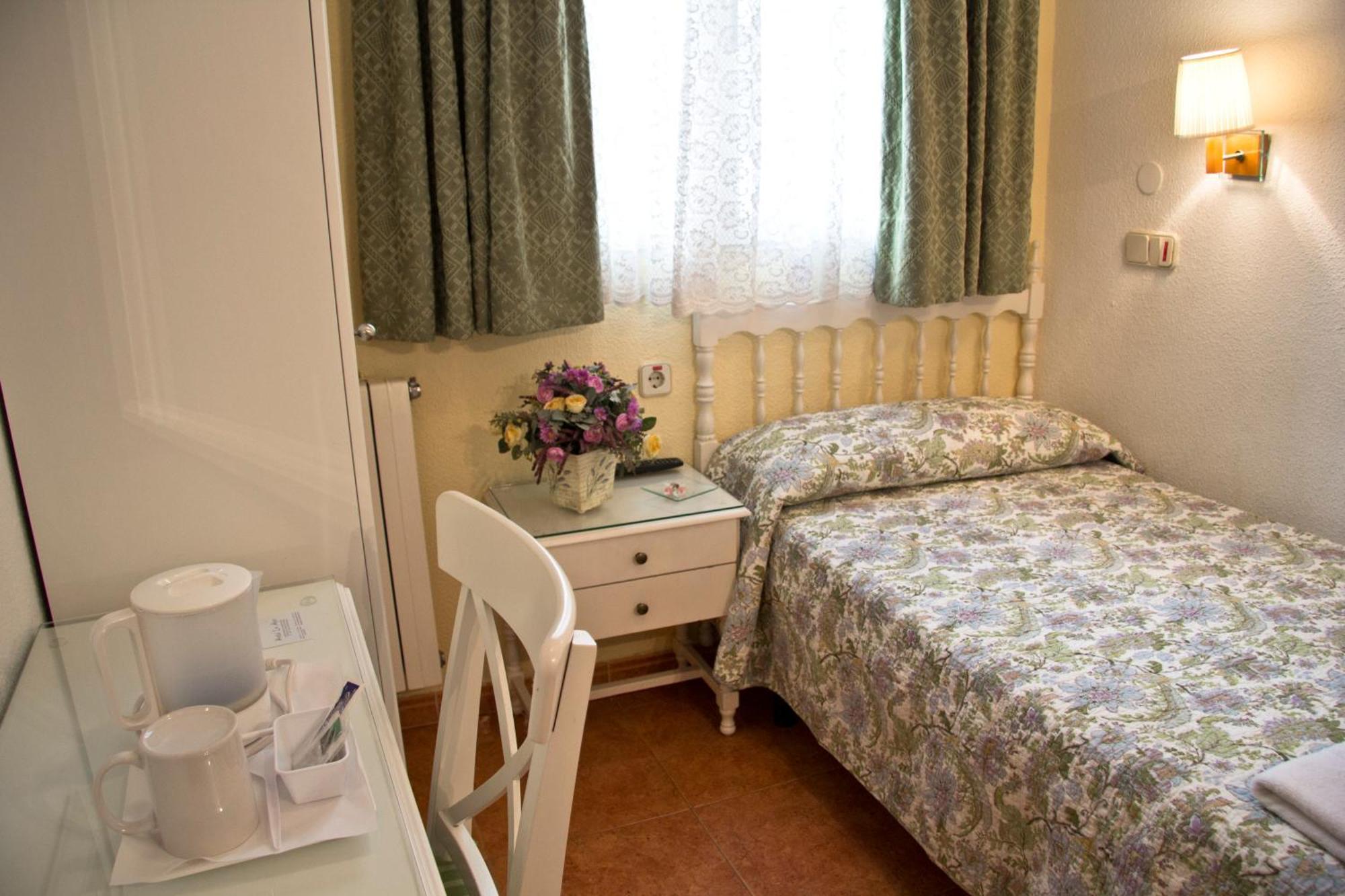 Hostal Los Alpes Madrid Ruang foto