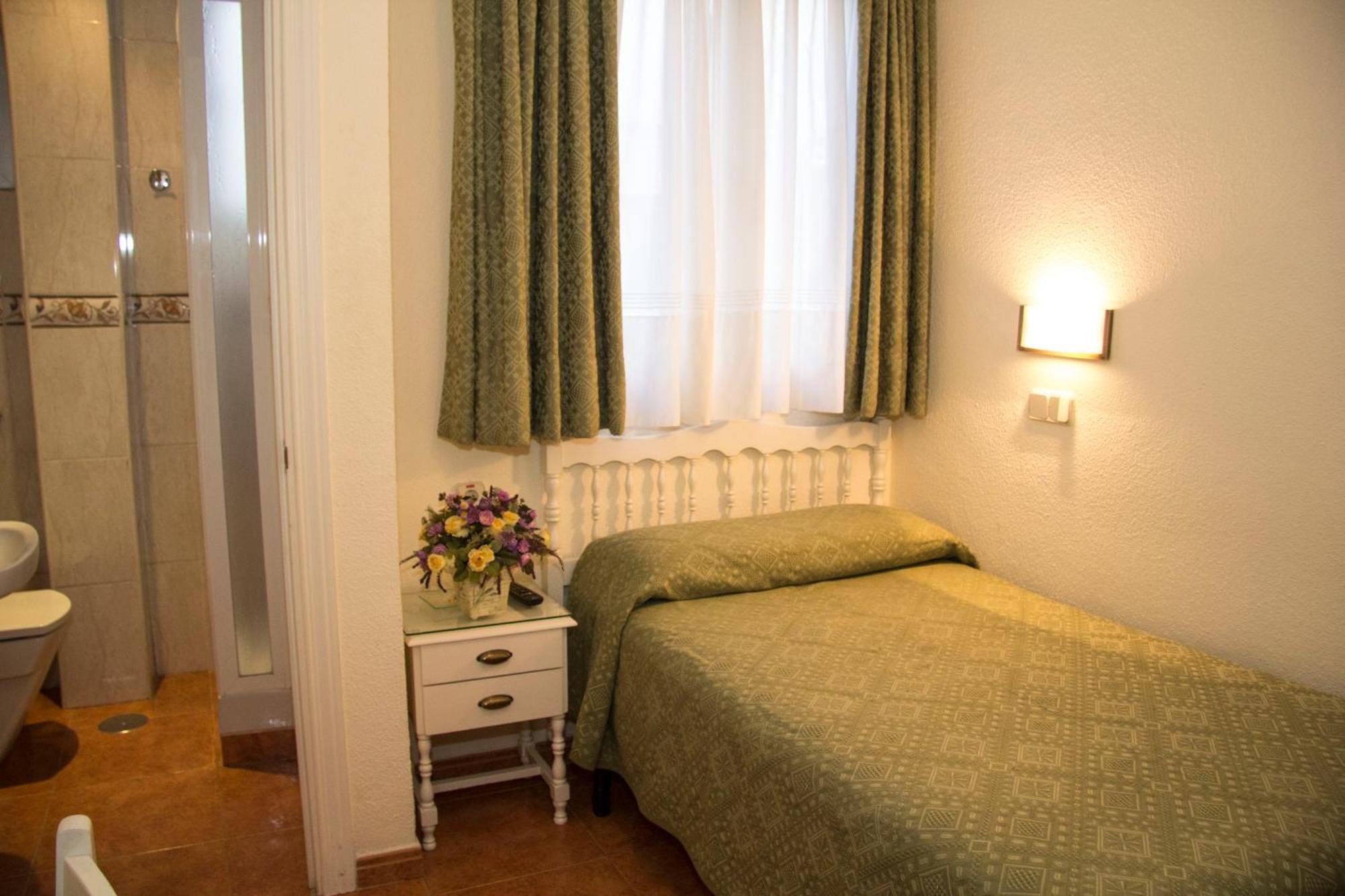 Hostal Los Alpes Madrid Ruang foto