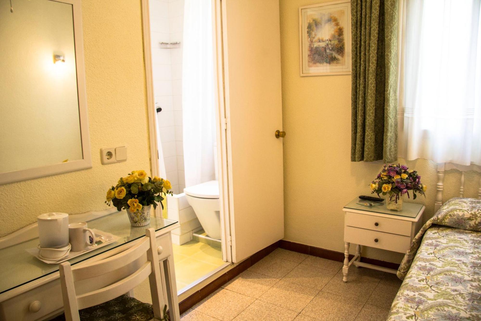 Hostal Los Alpes Madrid Ruang foto