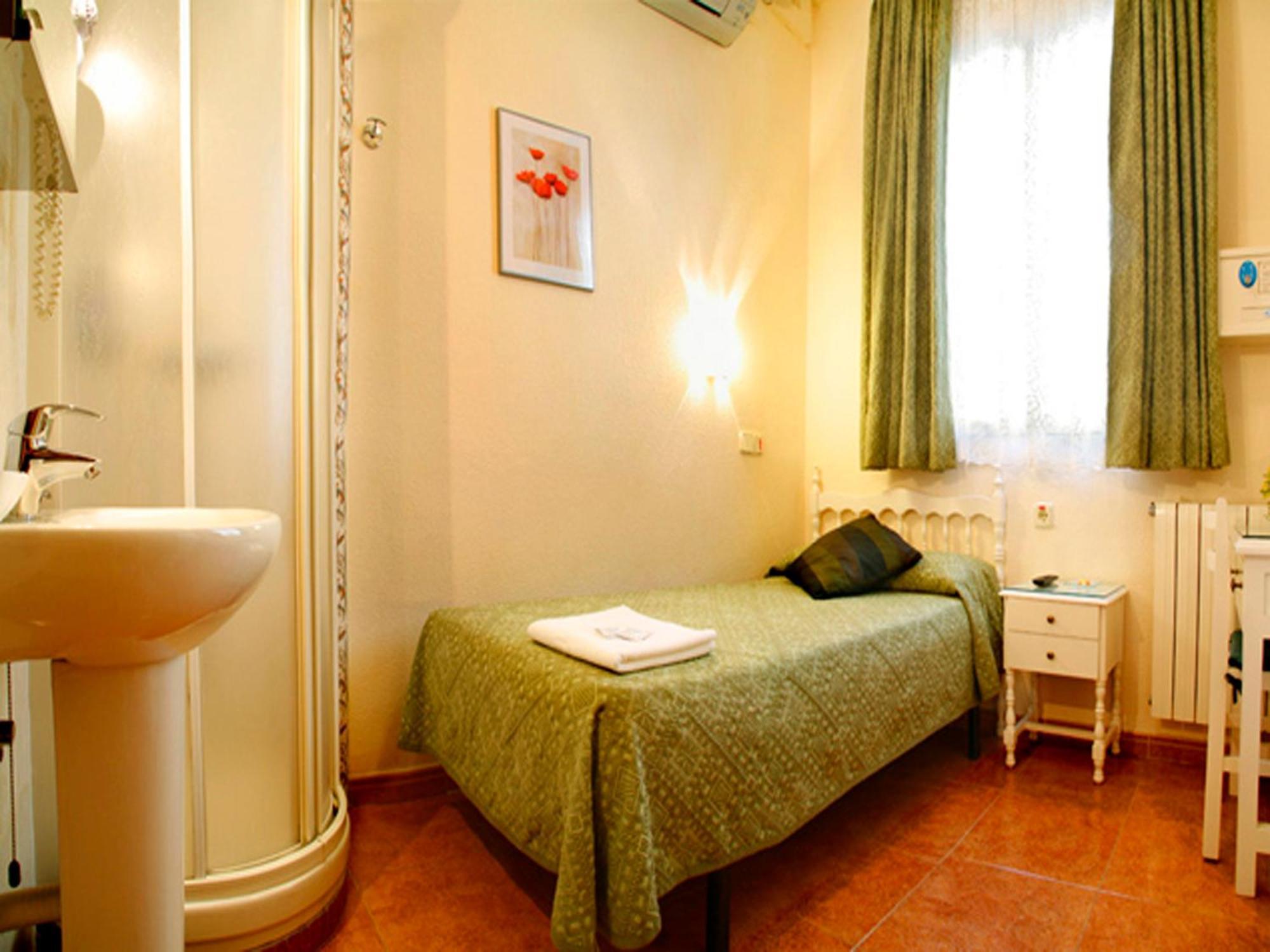 Hostal Los Alpes Madrid Ruang foto