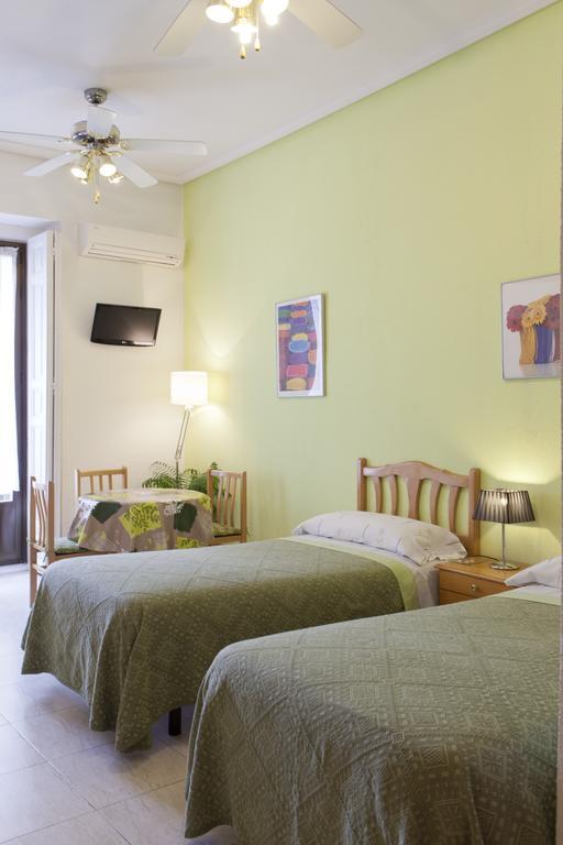 Hostal Los Alpes Madrid Bagian luar foto