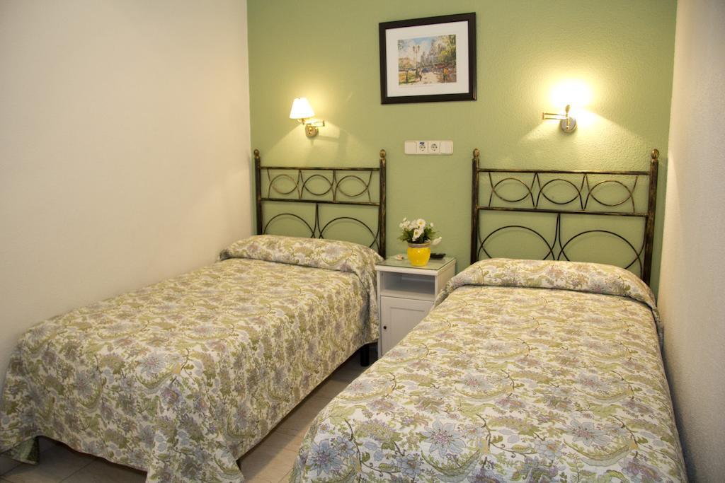 Hostal Los Alpes Madrid Bagian luar foto