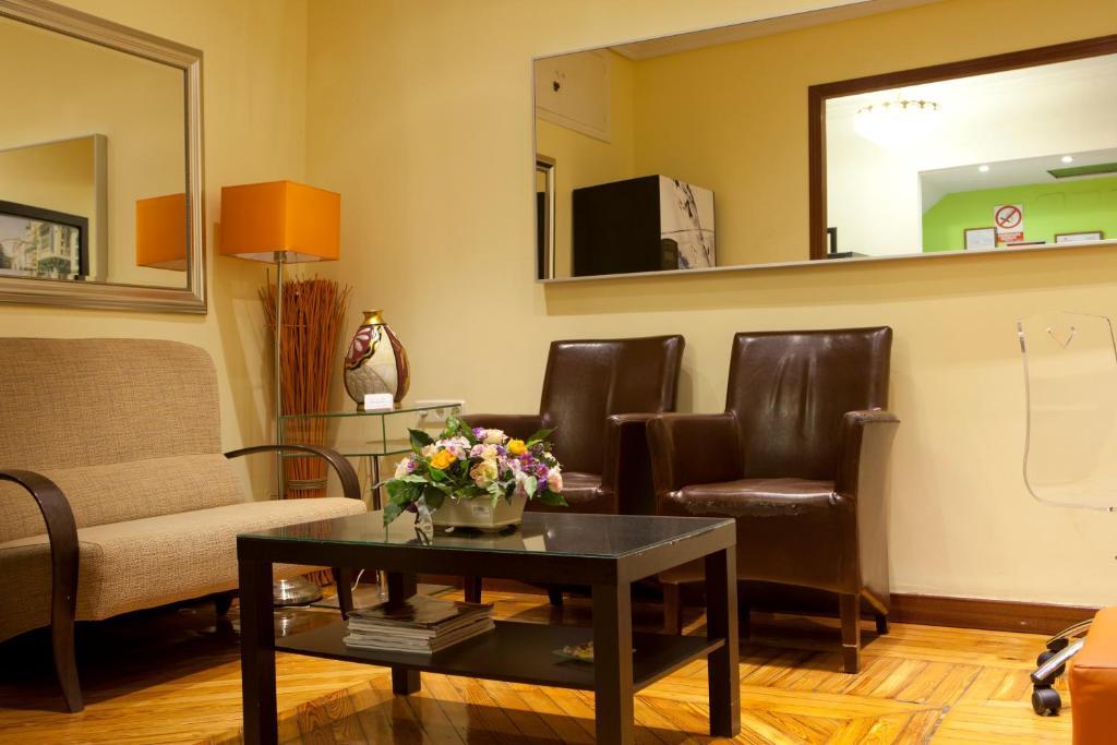 Hostal Los Alpes Madrid Bagian luar foto
