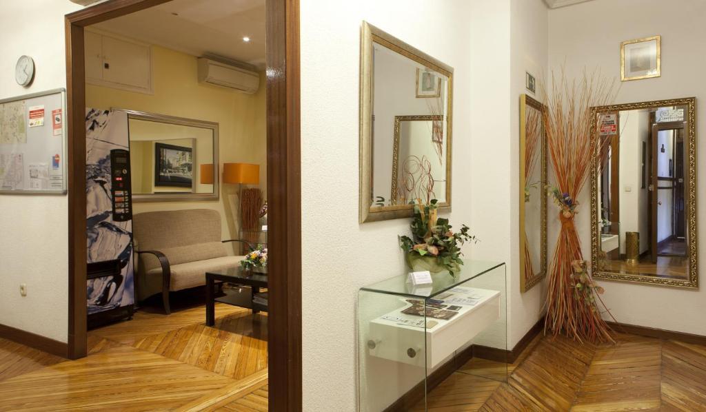 Hostal Los Alpes Madrid Bagian luar foto