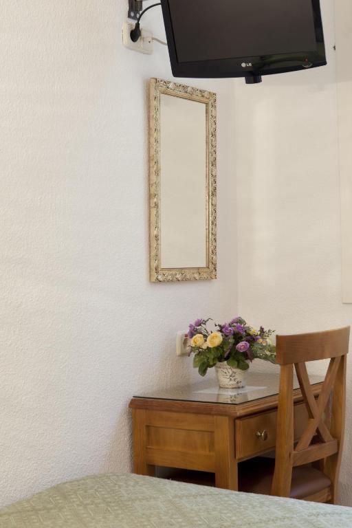 Hostal Los Alpes Madrid Bagian luar foto