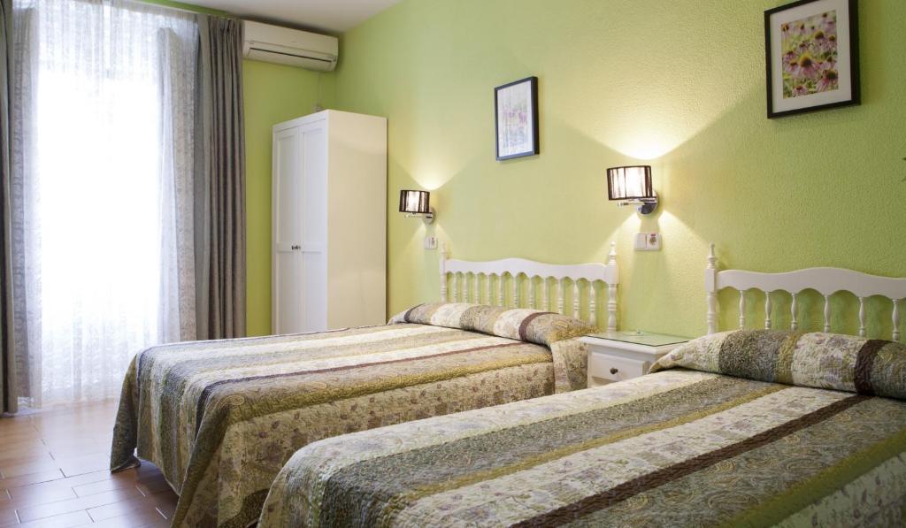 Hostal Los Alpes Madrid Bagian luar foto