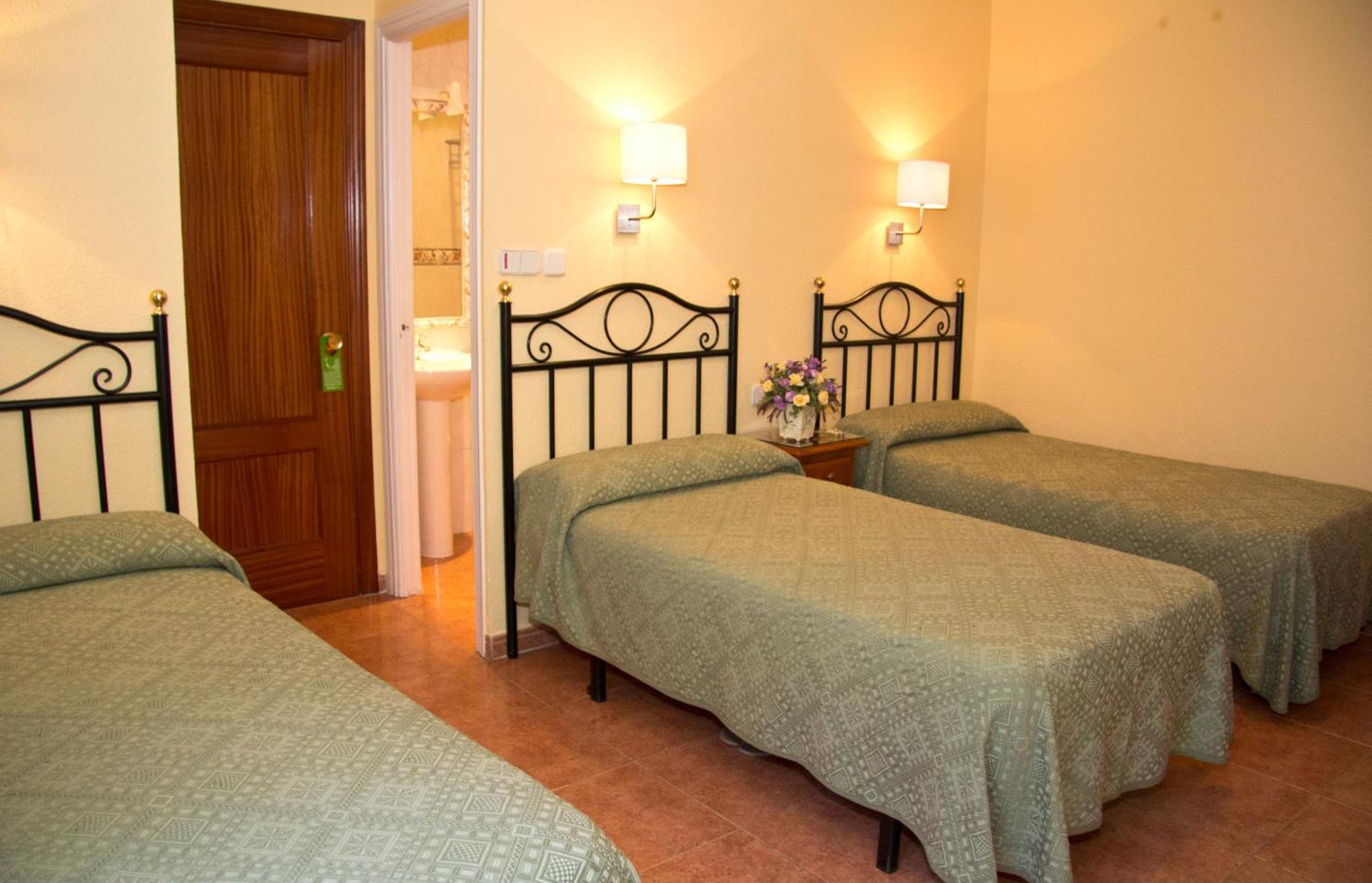 Hostal Los Alpes Madrid Bagian luar foto