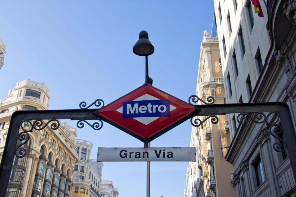 Hostal Los Alpes Madrid Bagian luar foto