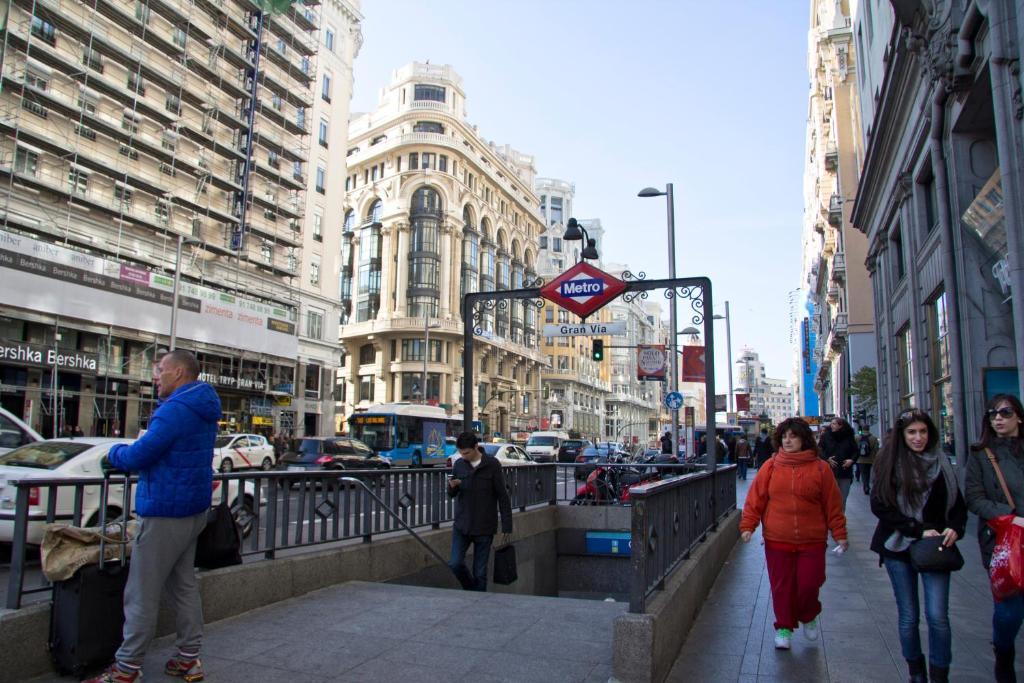 Hostal Los Alpes Madrid Bagian luar foto