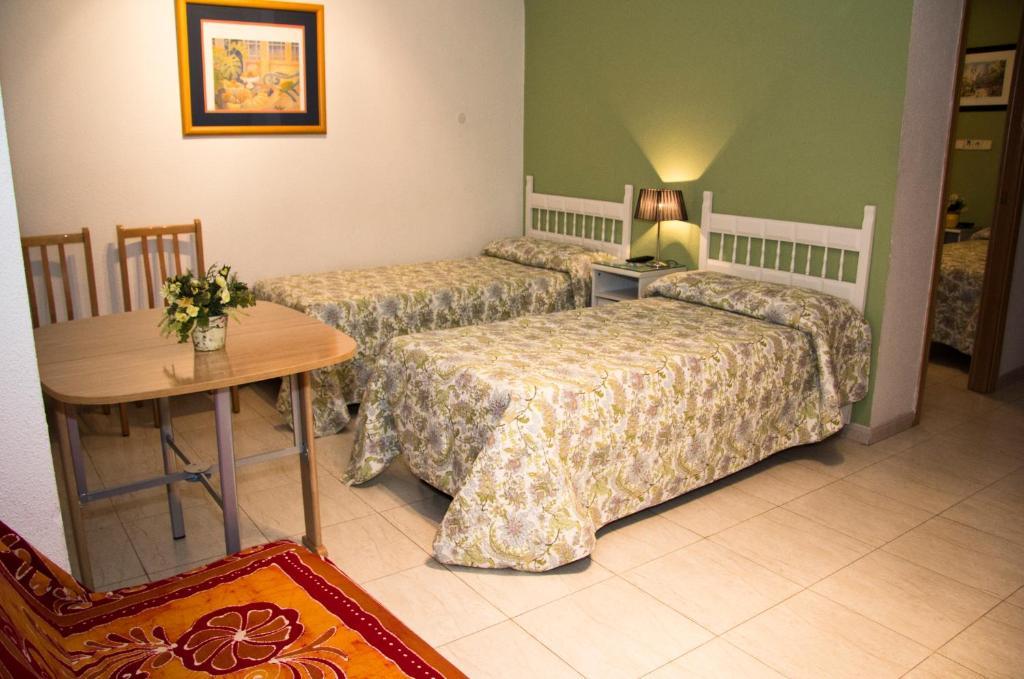 Hostal Los Alpes Madrid Ruang foto
