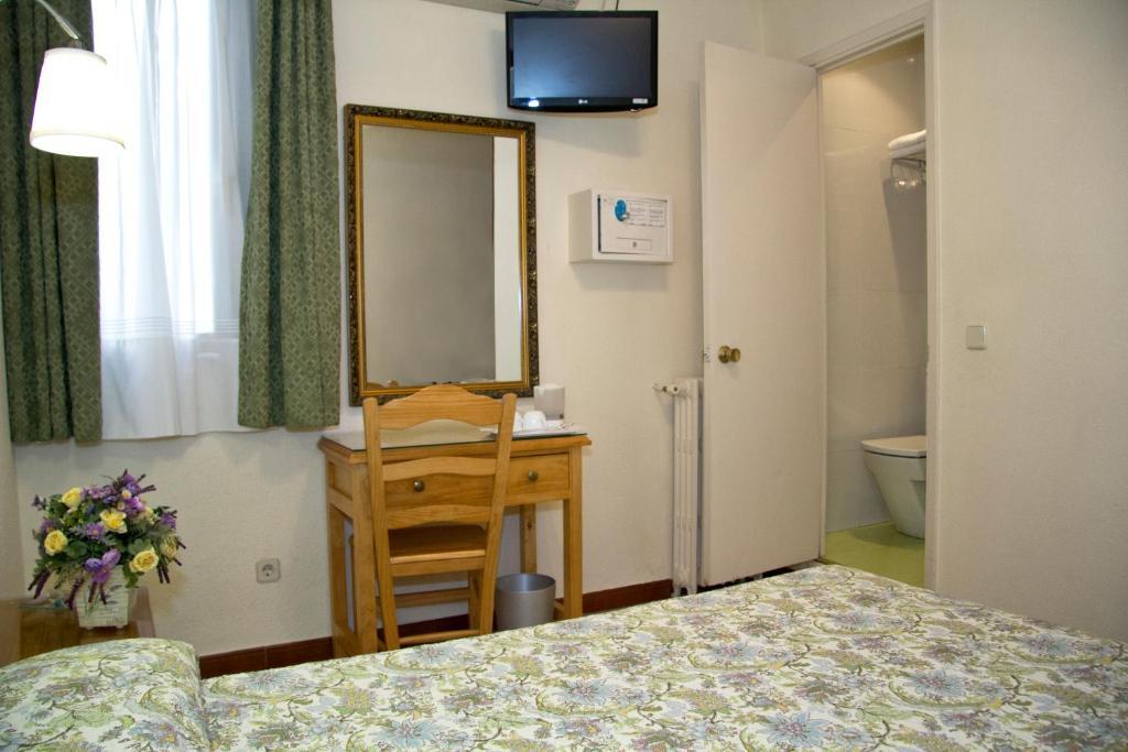 Hostal Los Alpes Madrid Ruang foto