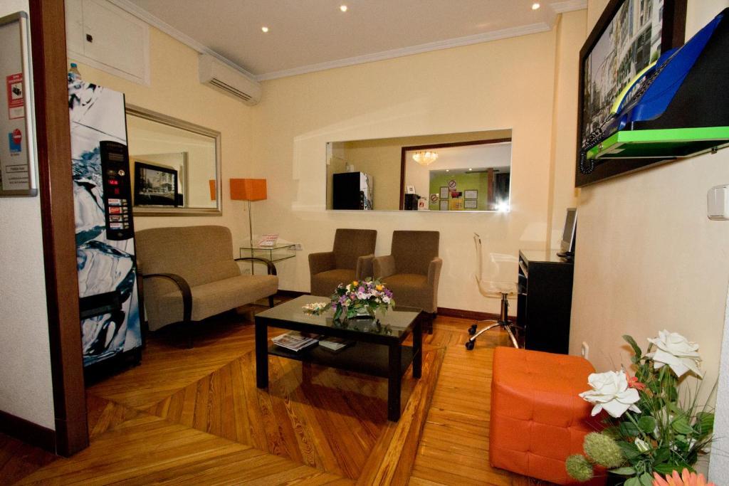 Hostal Los Alpes Madrid Bagian luar foto