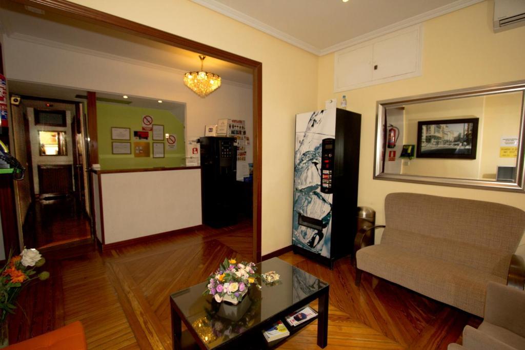 Hostal Los Alpes Madrid Bagian luar foto