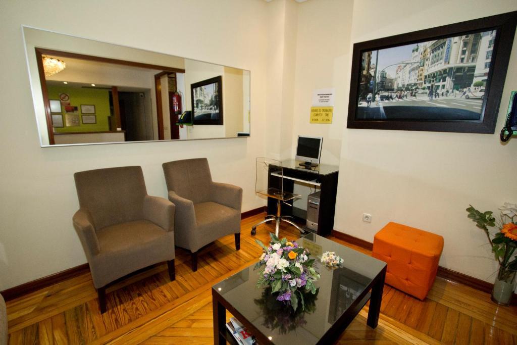 Hostal Los Alpes Madrid Bagian luar foto