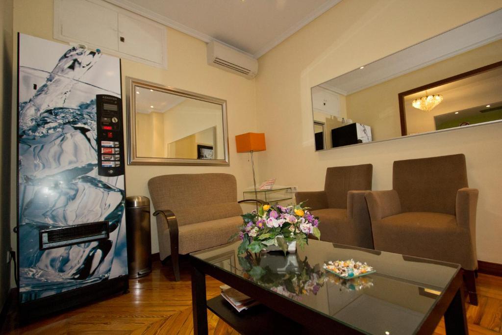 Hostal Los Alpes Madrid Bagian luar foto